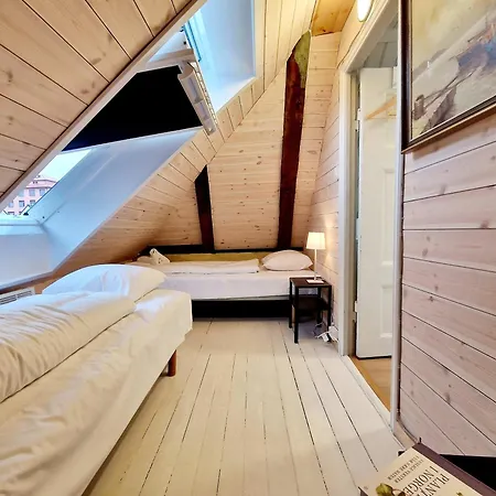 Historic Townhouse - 2 Baths 3 Floors 100 Percent Charm 卑爾根