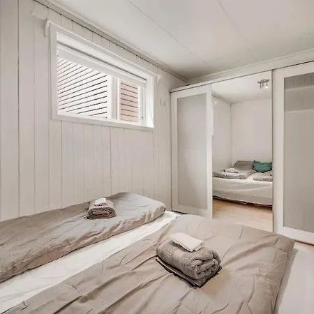 Historic Townhouse - 2 Baths 3 Floors 100 Percent Charm 卑爾根