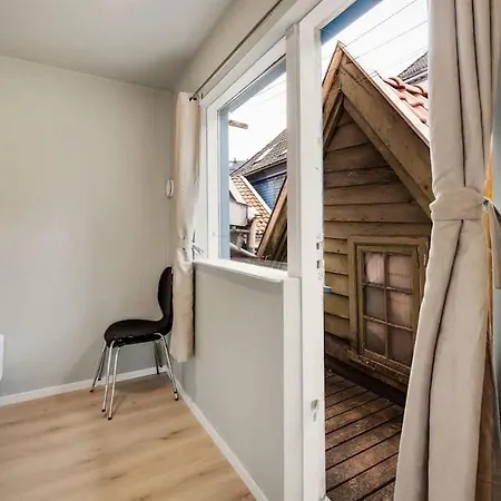 Historic Townhouse - 2 Baths 3 Floors 100 Percent Charm *