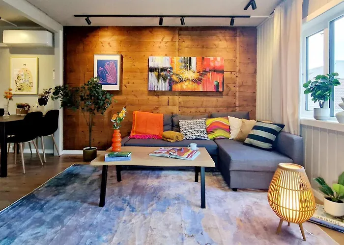 Historic Townhouse - 2 Baths 3 Floors 100 Percent Charm 베르겐