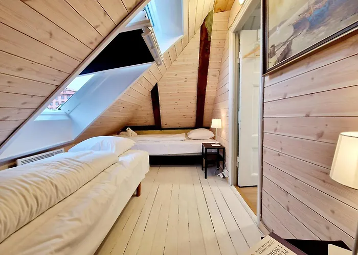 Historic Townhouse - 2 Baths 3 Floors 100 Percent Charm 베르겐
