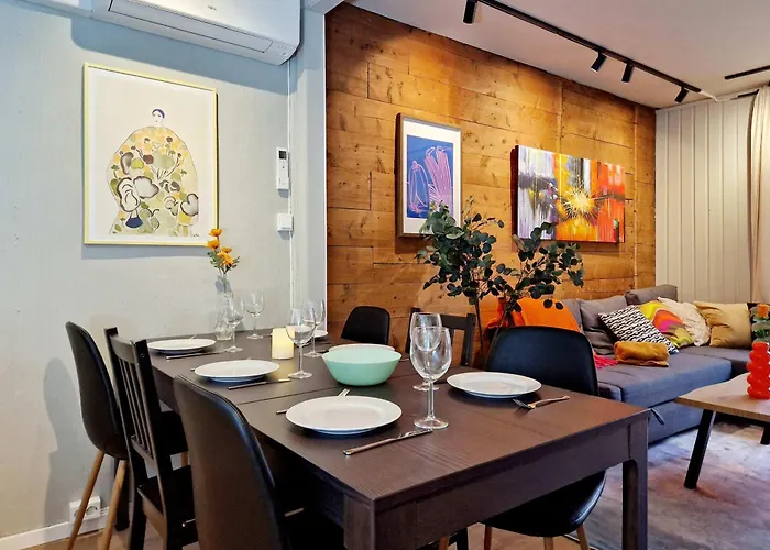 Historic Townhouse - 2 Baths 3 Floors 100 Percent Charm * 베르겐