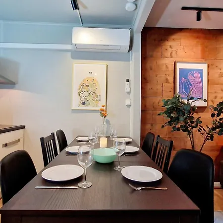 Historic Townhouse - 2 Baths 3 Floors 100 Percent Charm Μπέργκεν